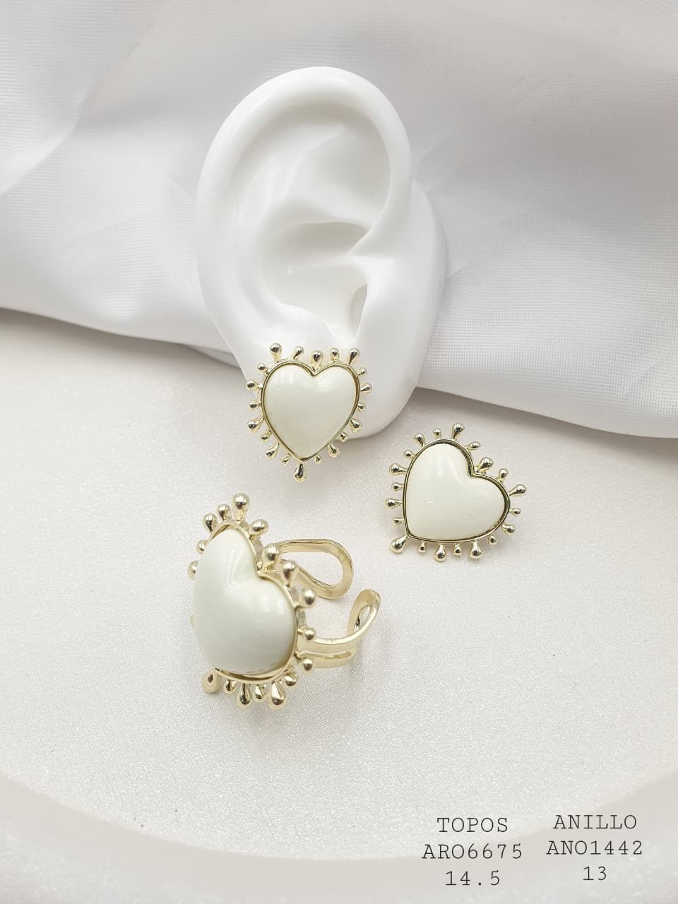 Set Aretes y anillo con corazon blanco