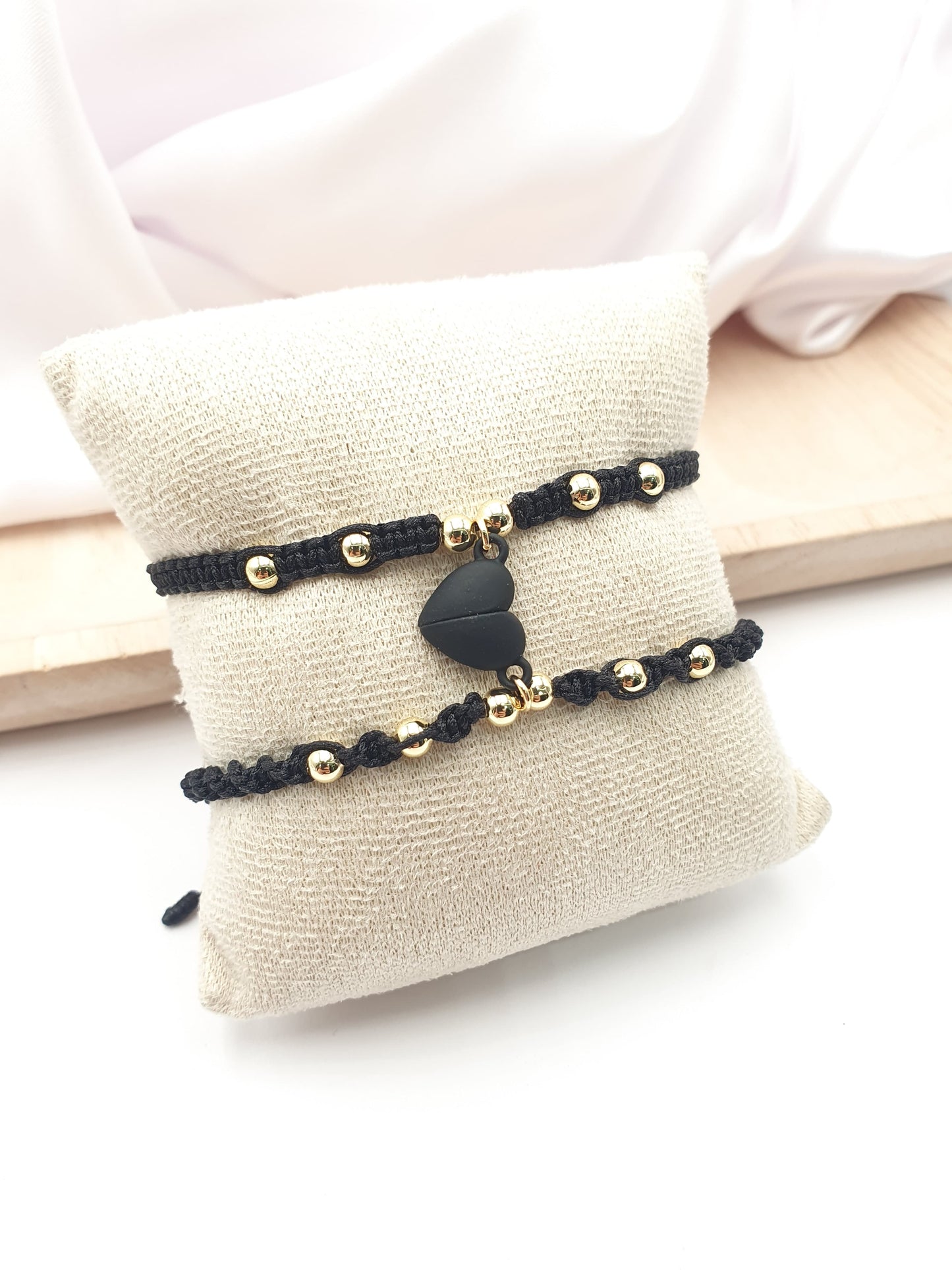 Set de 2 Pulseras Tejidas Corazon Negro imantado AD14