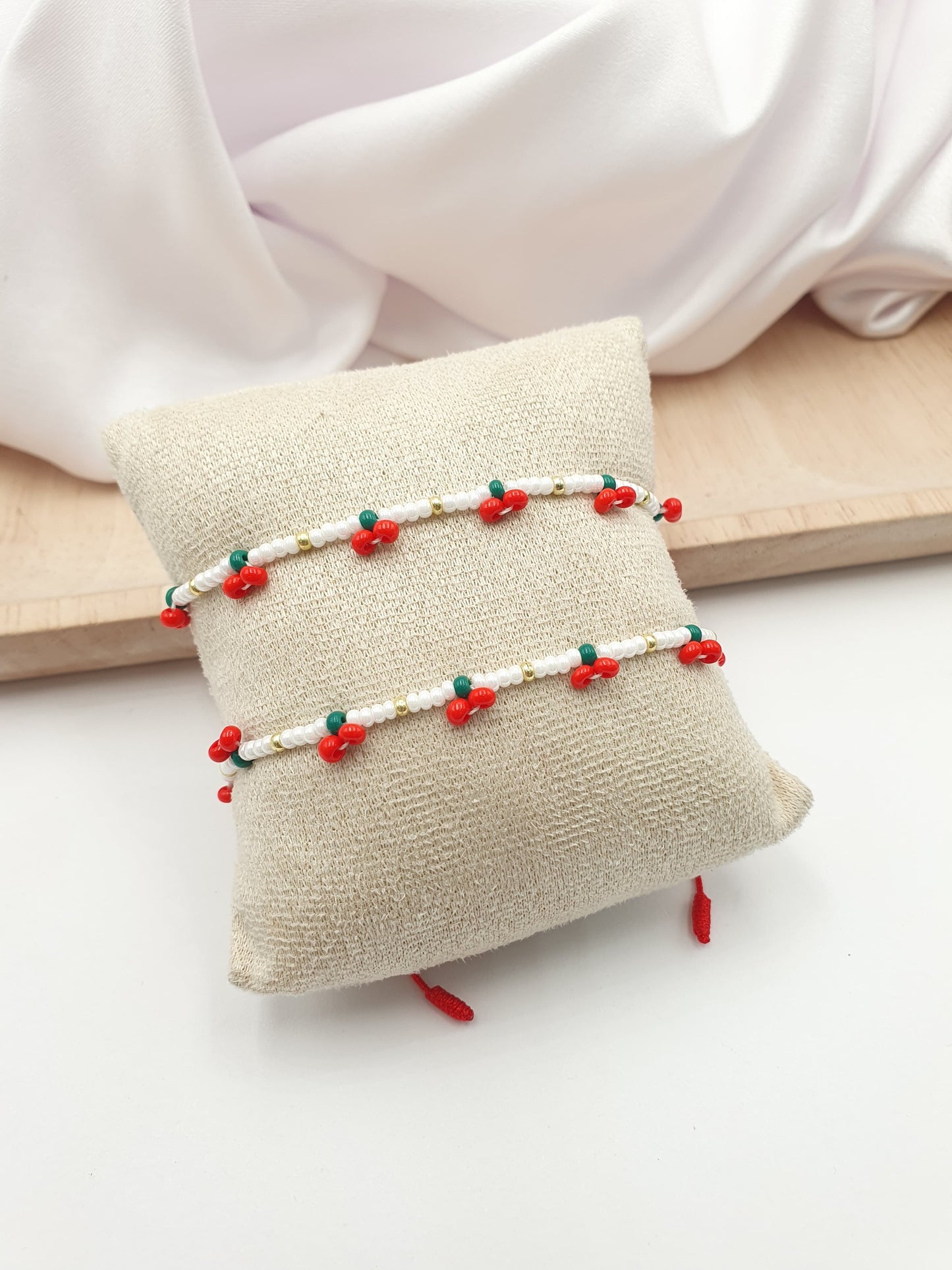 Set de 2 Pulseras Tejidas cerezas con chaquiras AD08