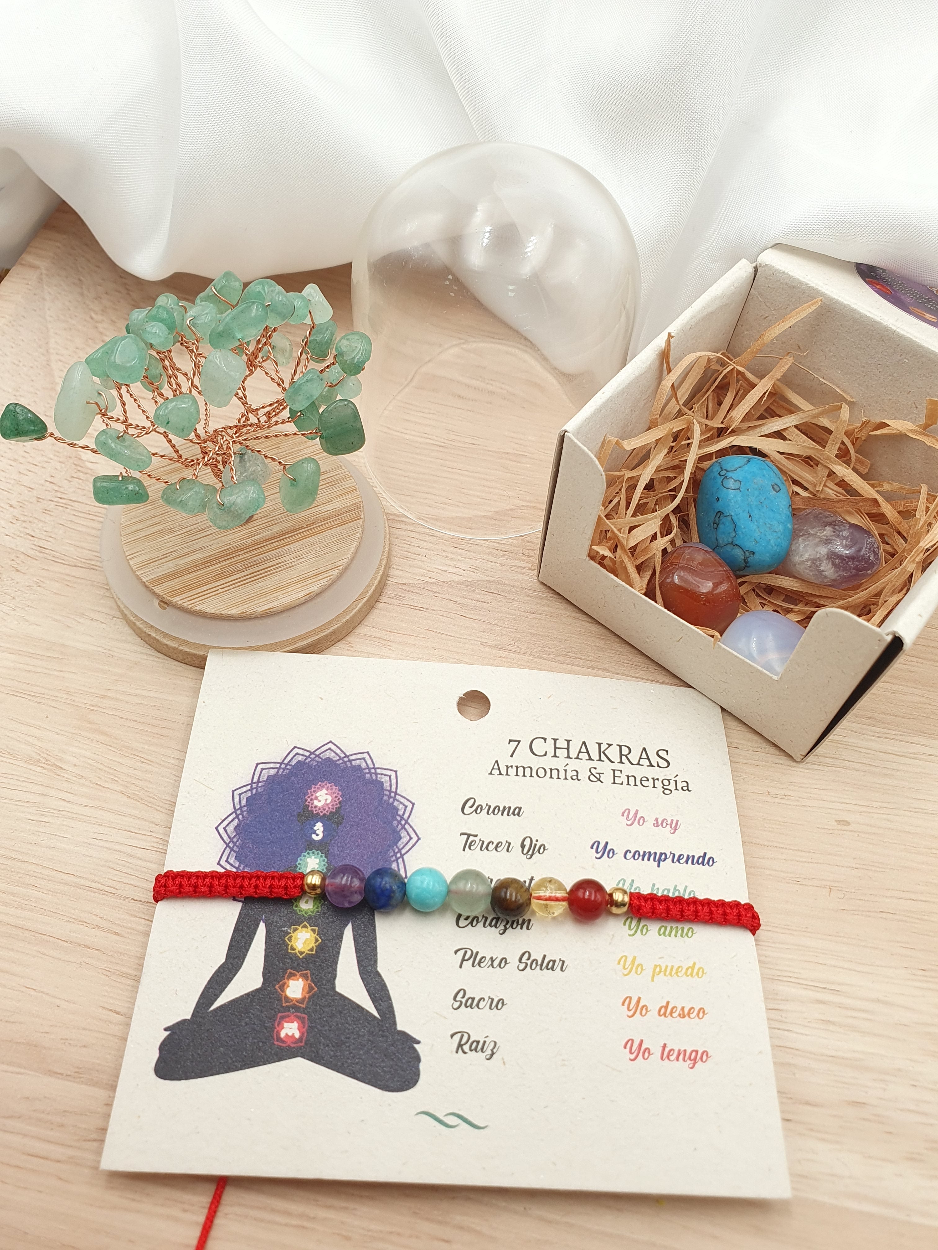 Amuletos y energías: arbolito piedra natural encapsulado, cajita con piedras naturales y pulsera 7 chakras