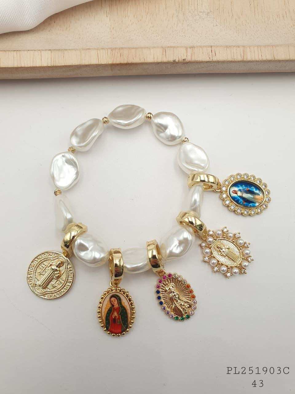 Pulsera resortada de santos con perla shell
