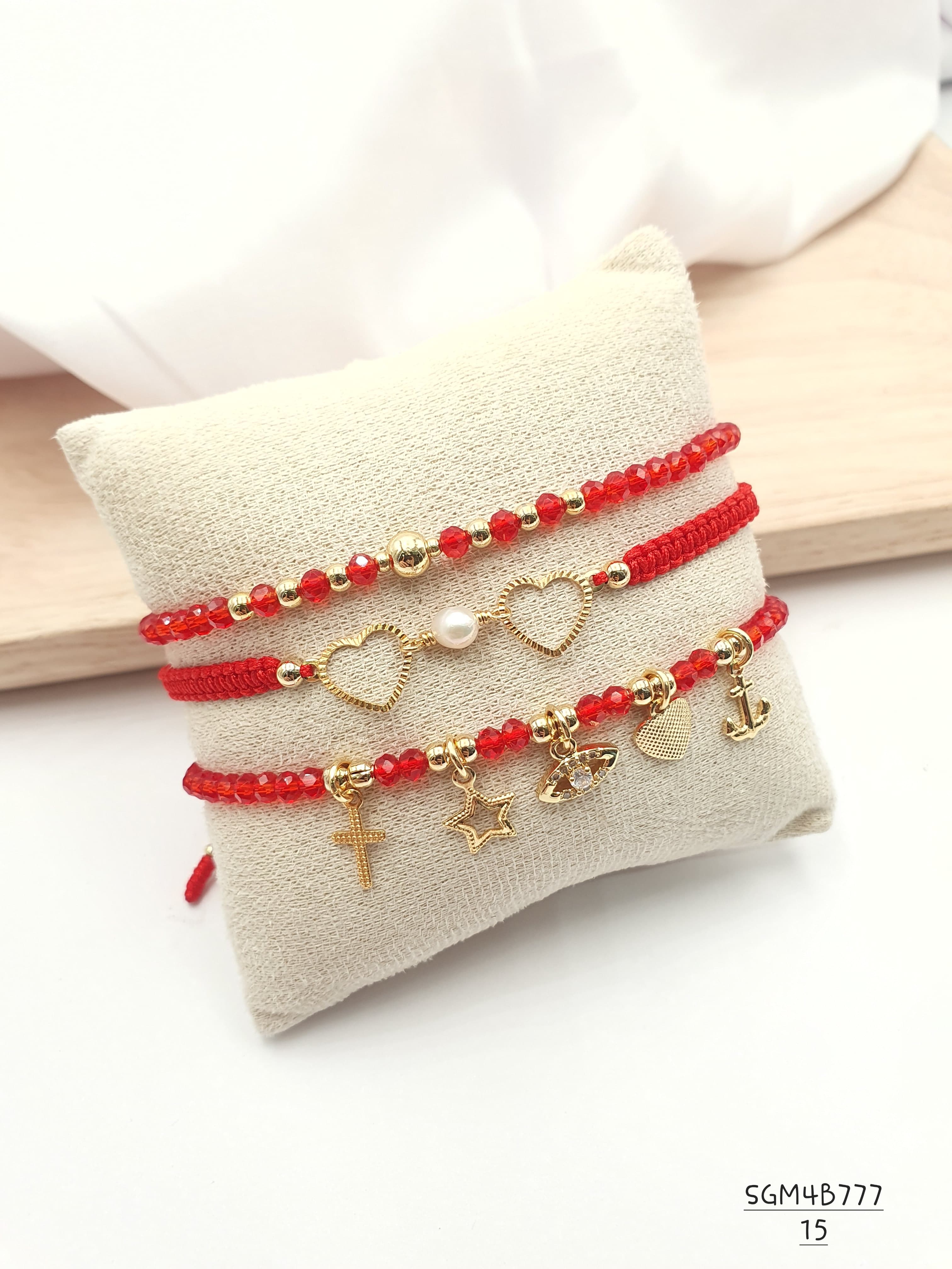 Pulsera tejida triple con dijes