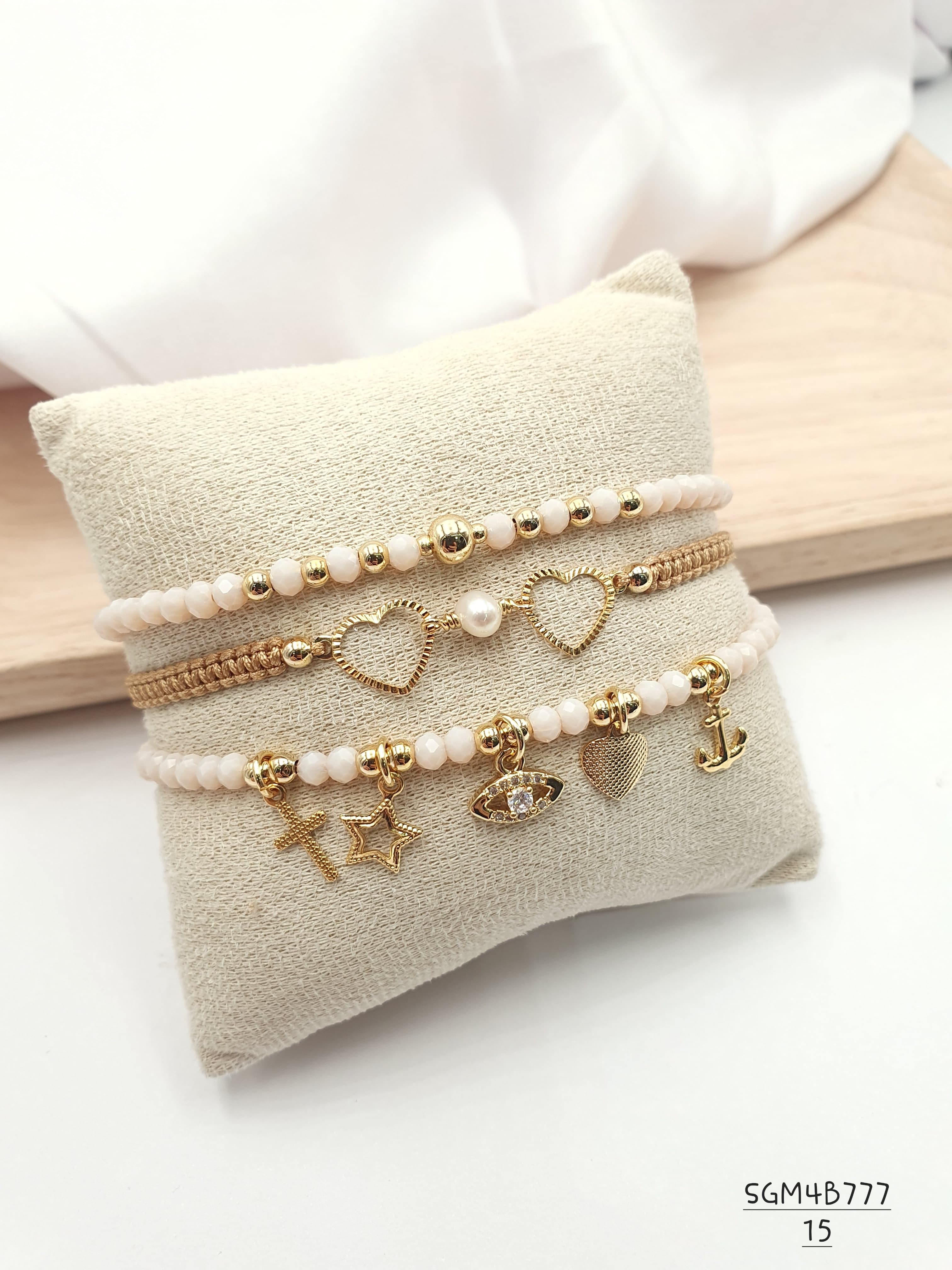 Pulsera tejida triple con dijes