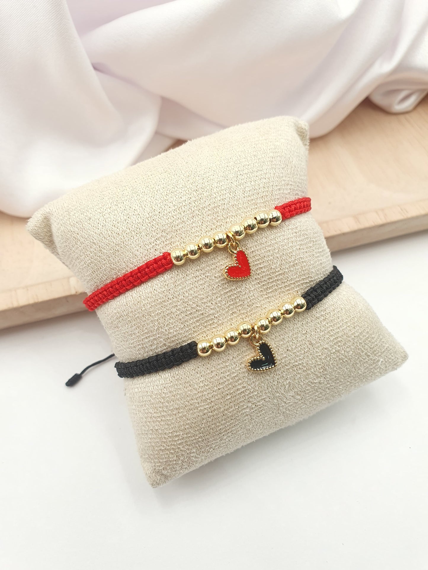 Set de 2 Pulseras Tejidas Corazon Colgante rojo y negro AD03